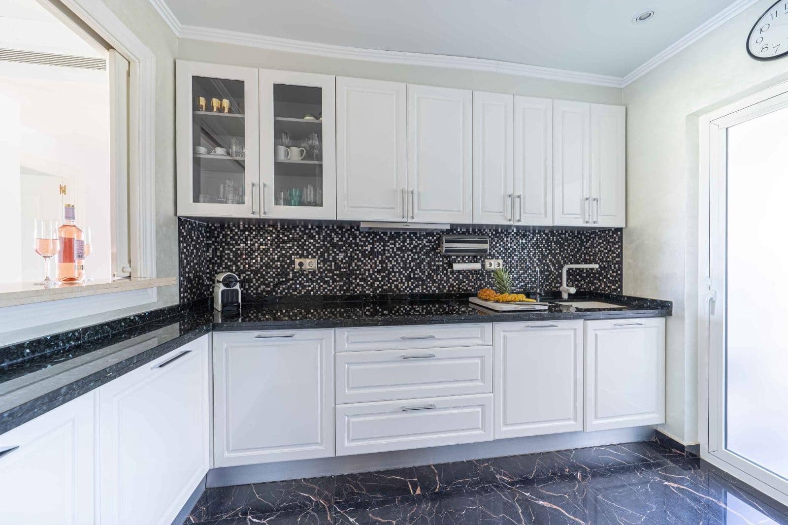 2 Zimmer Apartment zu vermieten in Estepona mit Pool Garage - 2.400 € (Ref: 9156055)