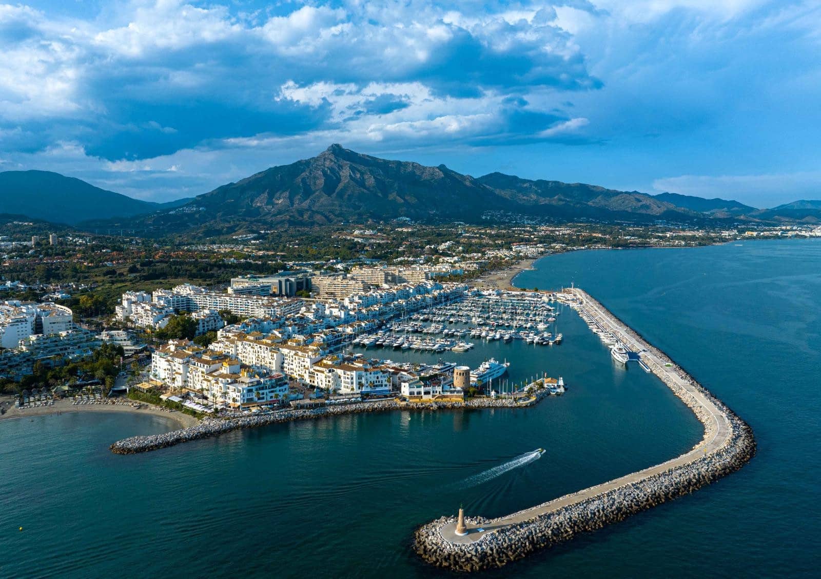 2 Zimmer Apartment zu vermieten in Estepona mit Pool Garage - 2.400 € (Ref: 9156055)