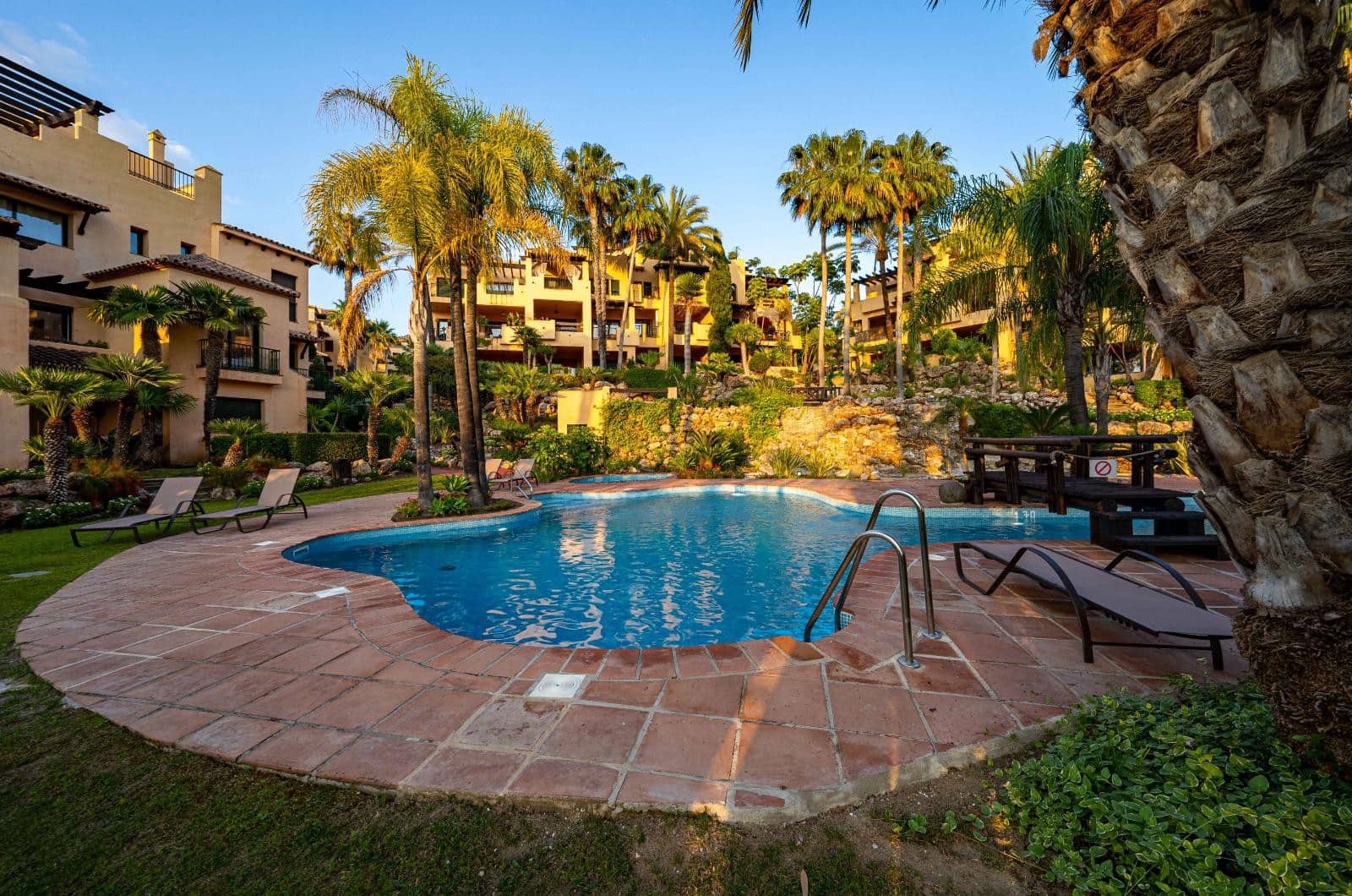 2 Zimmer Apartment zu vermieten in Estepona mit Pool Garage - 2.400 € (Ref: 9156055)