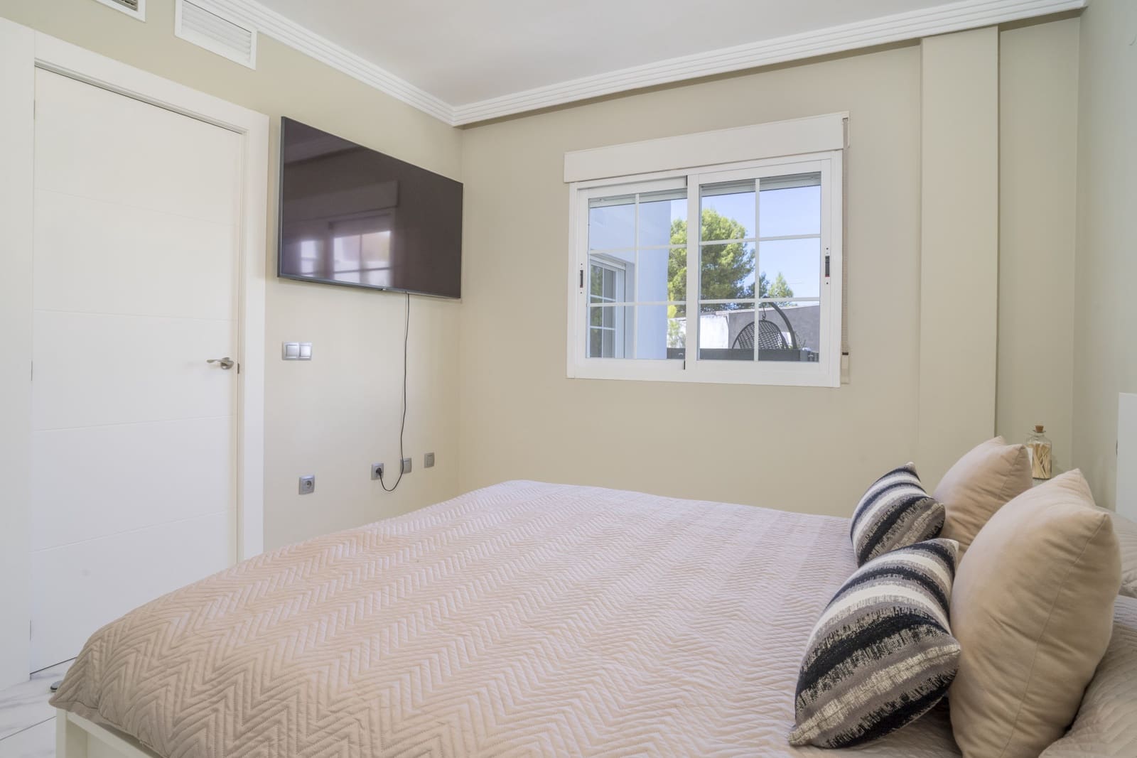 2 bedroom Apartment for sale in Nueva Andalucia with pool - € 499,950 (Ref: 9208200)