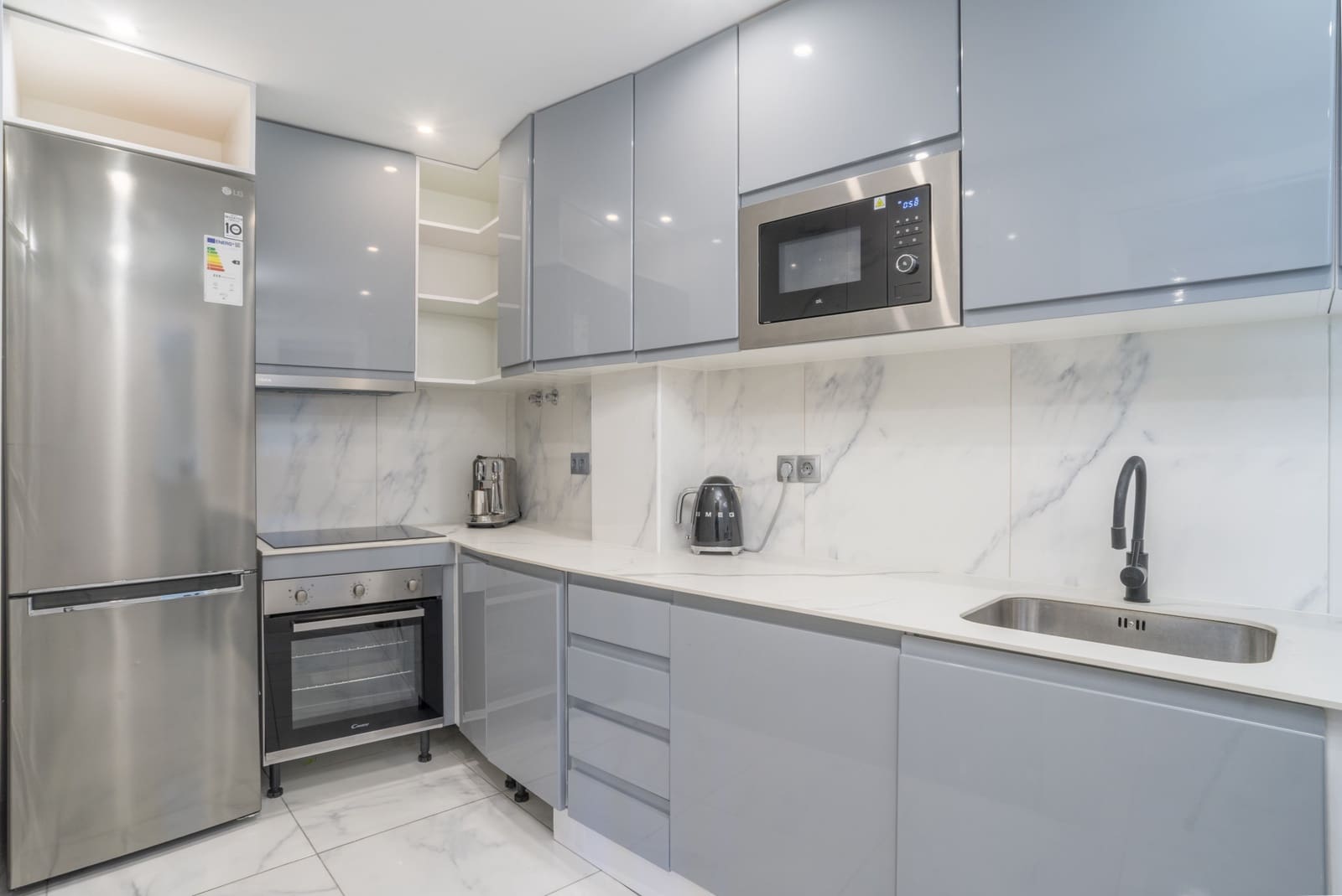 2 bedroom Apartment for sale in Nueva Andalucia with pool - € 499,950 (Ref: 9208200)