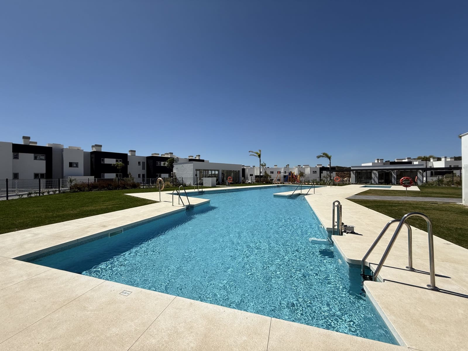 2 quarto Apartamento para venda em Estepona com piscina garagem - 415 000 € (Ref: 9242970)