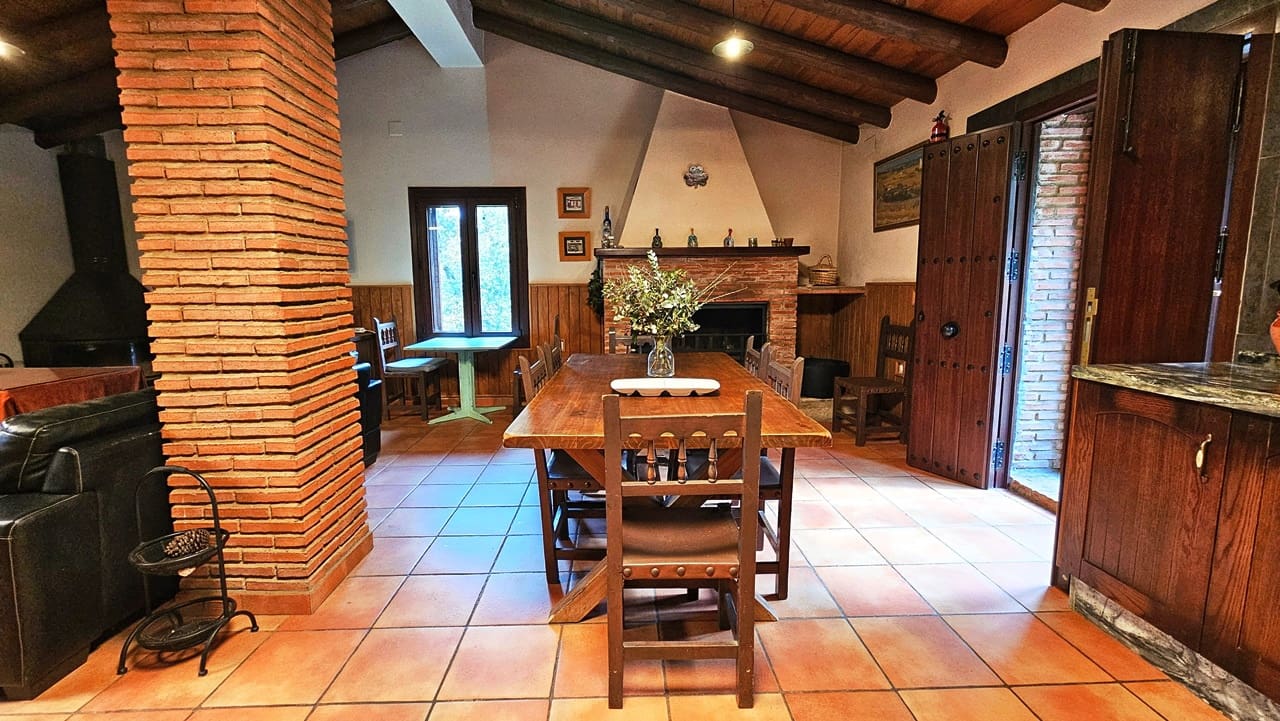 4 soveværelse Finca/Landehus til salg i Galaroza med swimmingpool - € 675.000 (Ref: 8191472)