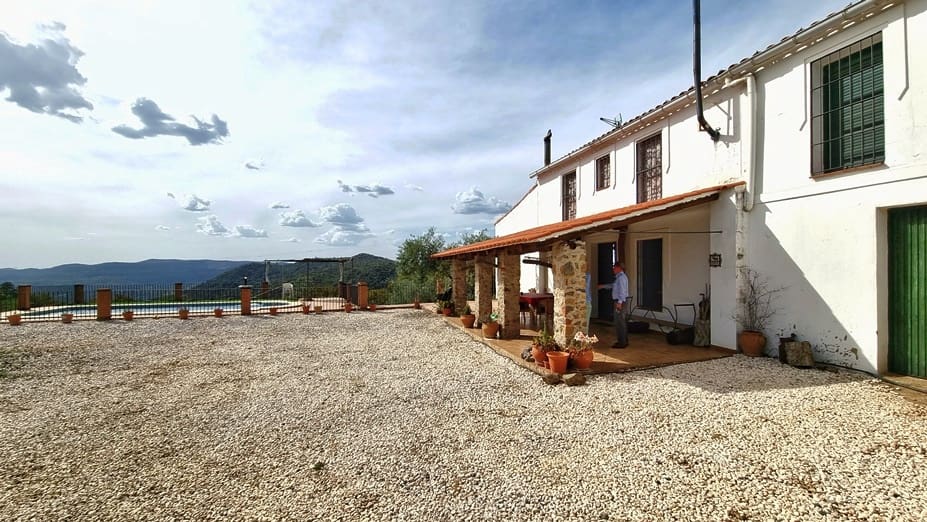 4 soveværelse Finca/Landehus til salg i Cortegana med swimmingpool garage - € 520.000 (Ref: 9037472)