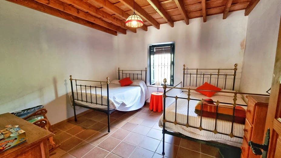 4 soveværelse Finca/Landehus til salg i Cortegana med swimmingpool garage - € 520.000 (Ref: 9037472)