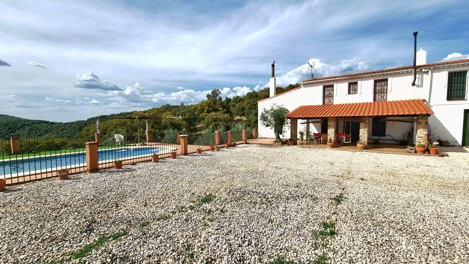 4 soveværelse Finca/Landehus til salg i Cortegana med swimmingpool garage - € 520.000 (Ref: 9037472)