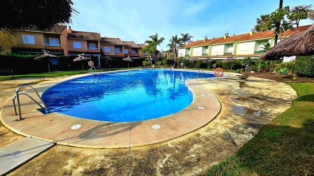 3 bedroom Townhouse for holiday rental in La Antilla, Lepe with pool garage - € 900 (Ref: 9569616)