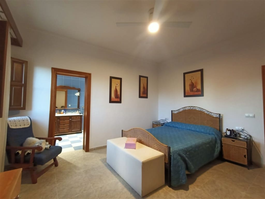 Finca/Casa Rural de 3 habitaciones en Casarabonela en venta - 680.000 € (Ref: 9326813)