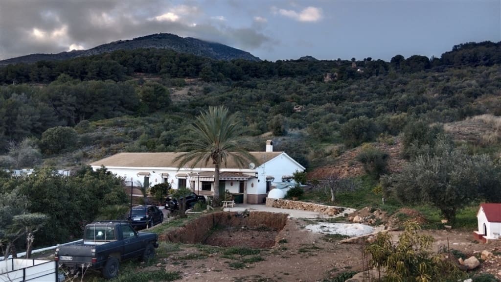 Finca/Casa Rural de 3 habitaciones en Casarabonela en venta - 680.000 € (Ref: 9326813)