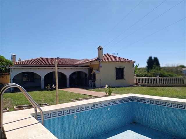 Chalet de 3 habitaciones en La Concha - Resina Golf, Estepona en venta con piscina - 800.000 € (Ref: 9326819)