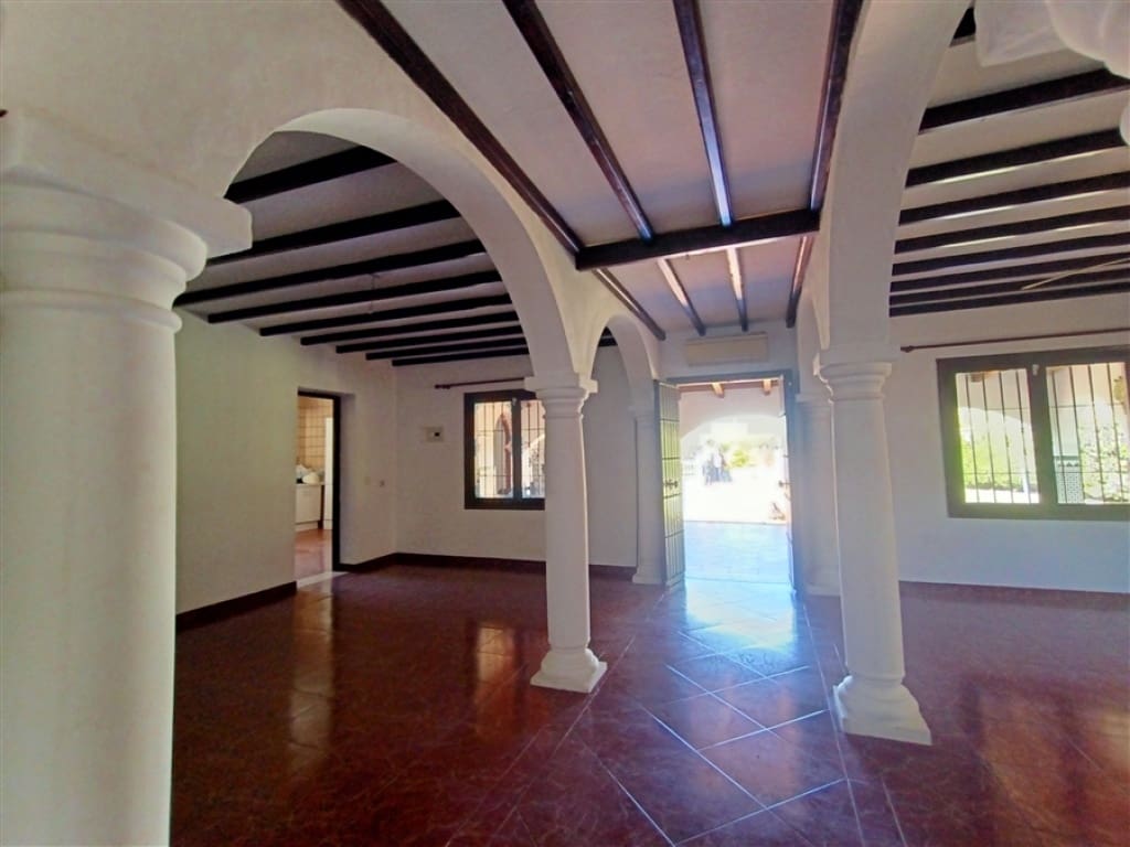 Chalet de 3 habitaciones en Estepona en venta con piscina - 800.000 € (Ref: 9326819)