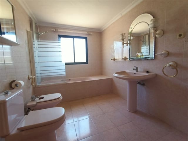 Chalet de 3 habitaciones en La Concha - Resina Golf, Estepona en venta con piscina - 800.000 € (Ref: 9326819)