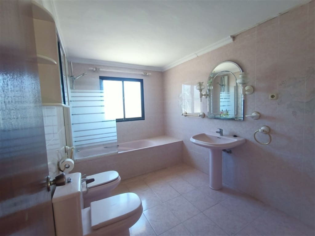 Chalet de 3 habitaciones en Estepona en venta con piscina - 800.000 € (Ref: 9326819)