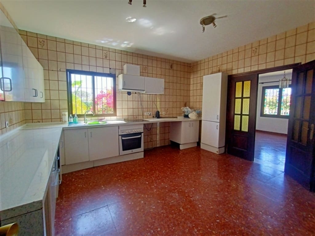 Chalet de 3 habitaciones en Estepona en venta con piscina - 800.000 € (Ref: 9326819)