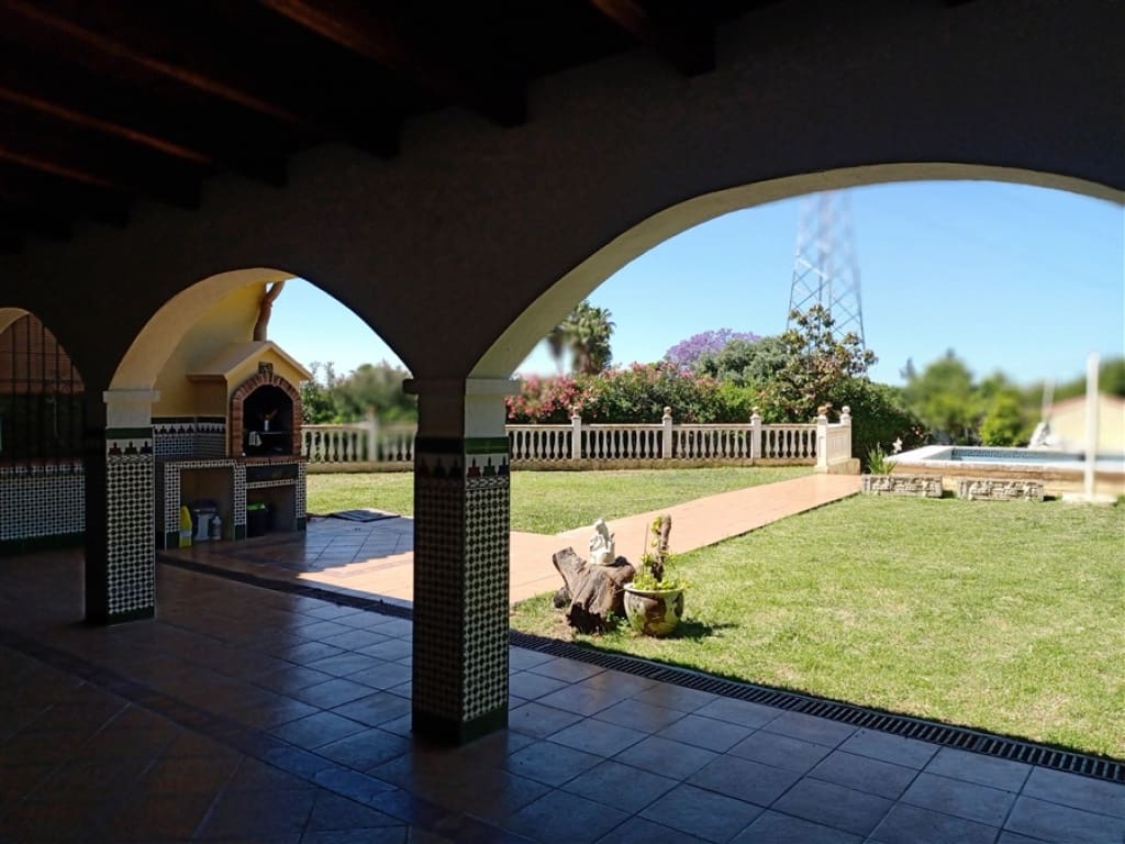 Chalet de 3 habitaciones en Estepona en venta con piscina - 800.000 € (Ref: 9326819)