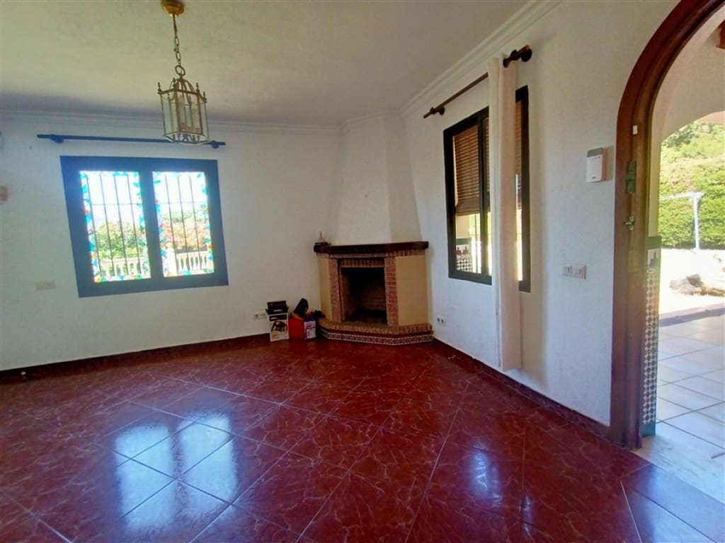 Chalet de 3 habitaciones en Estepona en venta con piscina - 800.000 € (Ref: 9326819)