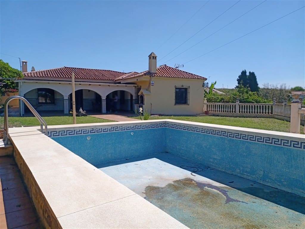 Chalet de 3 habitaciones en Estepona en venta con piscina - 800.000 € (Ref: 9326819)