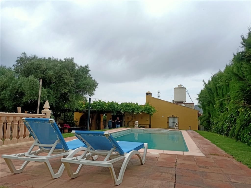 3 bedroom Villa for sale in Arriate with pool garage - € 300,000 (Ref: 9326827)