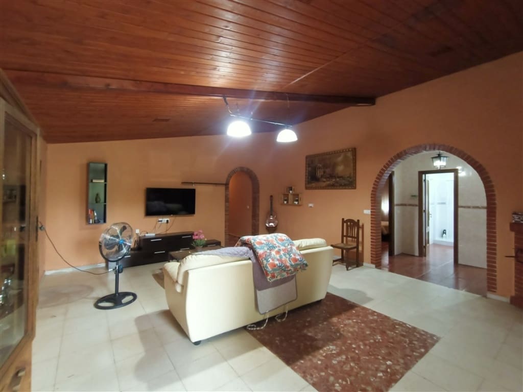 3 bedroom Villa for sale in Arriate with pool garage - € 300,000 (Ref: 9326827)