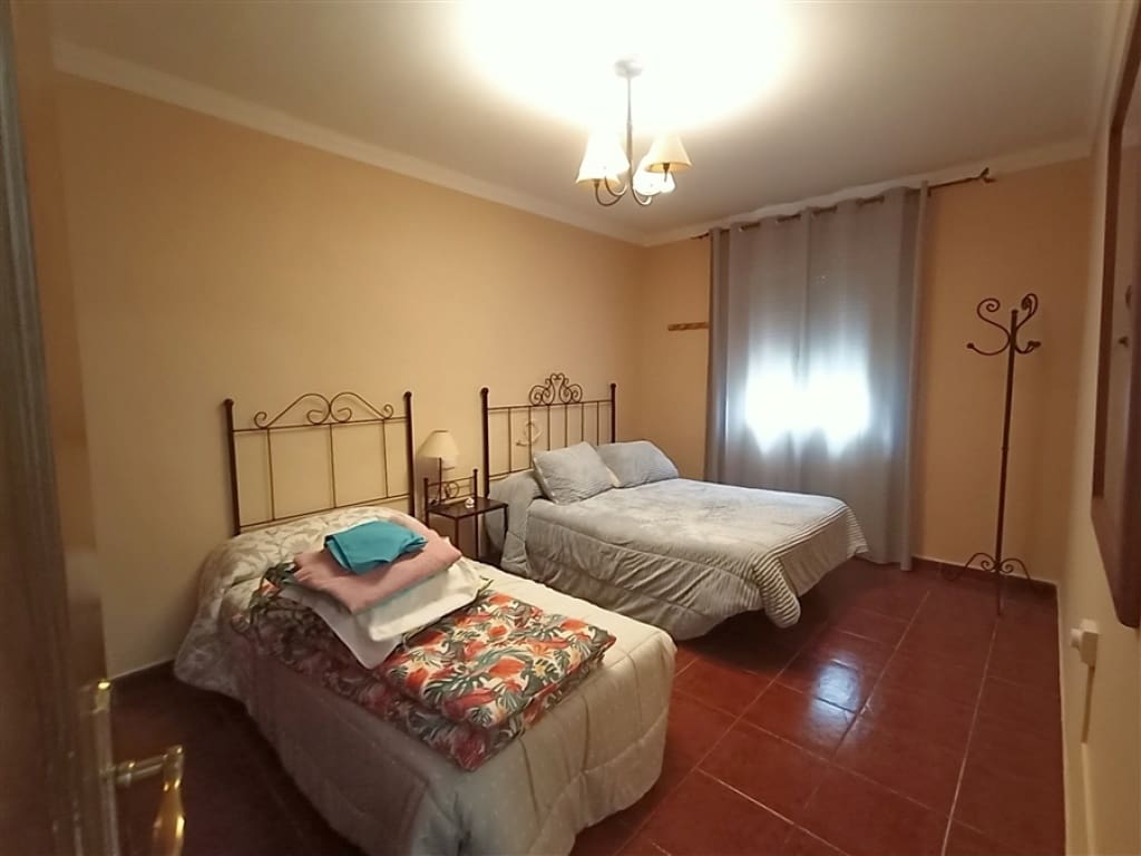 3 bedroom Villa for sale in Arriate with pool garage - € 300,000 (Ref: 9326827)