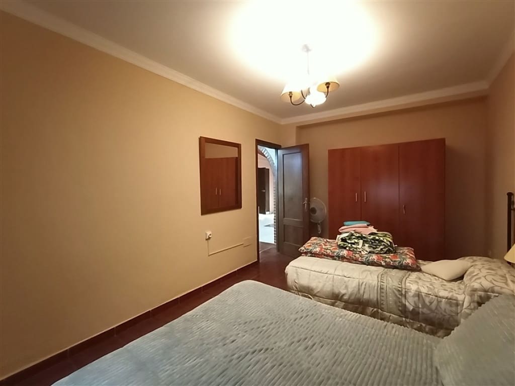 3 bedroom Villa for sale in Arriate with pool garage - € 300,000 (Ref: 9326827)