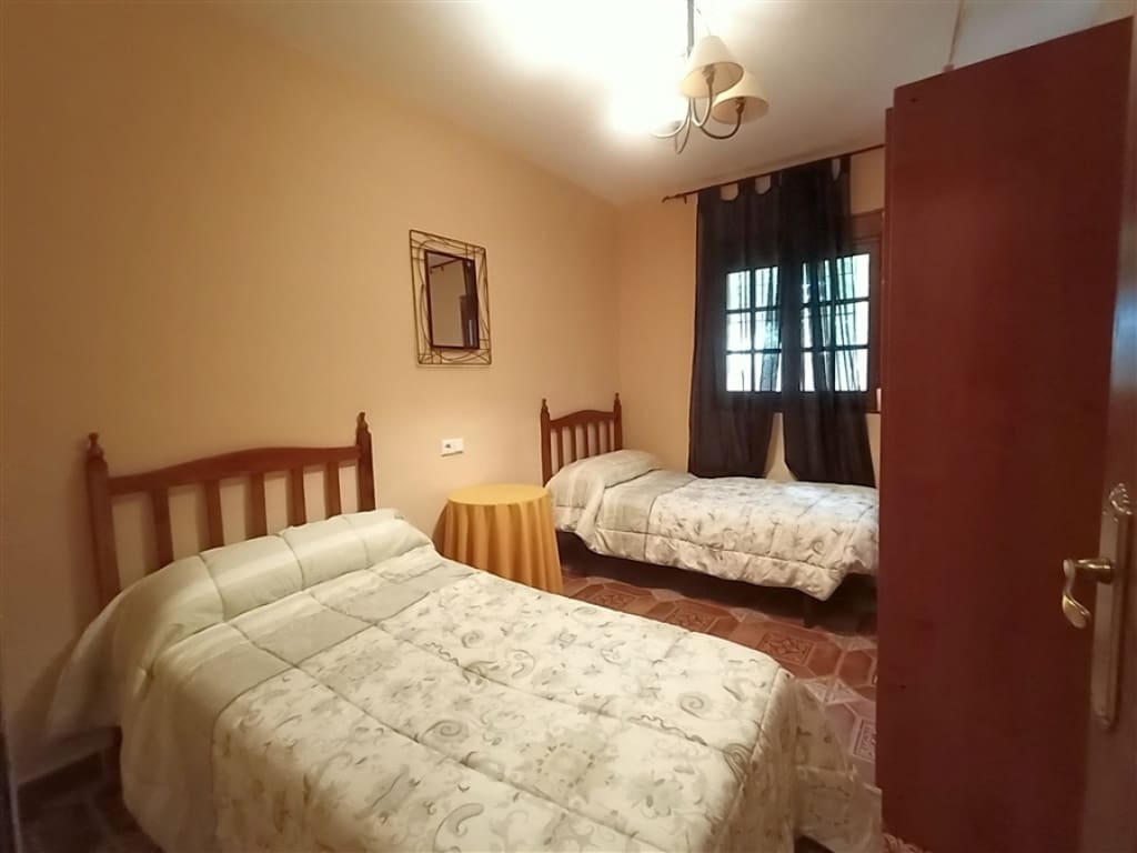 3 bedroom Villa for sale in Arriate with pool garage - € 300,000 (Ref: 9326827)