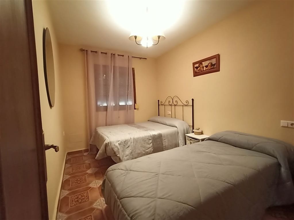 3 bedroom Villa for sale in Arriate with pool garage - € 300,000 (Ref: 9326827)