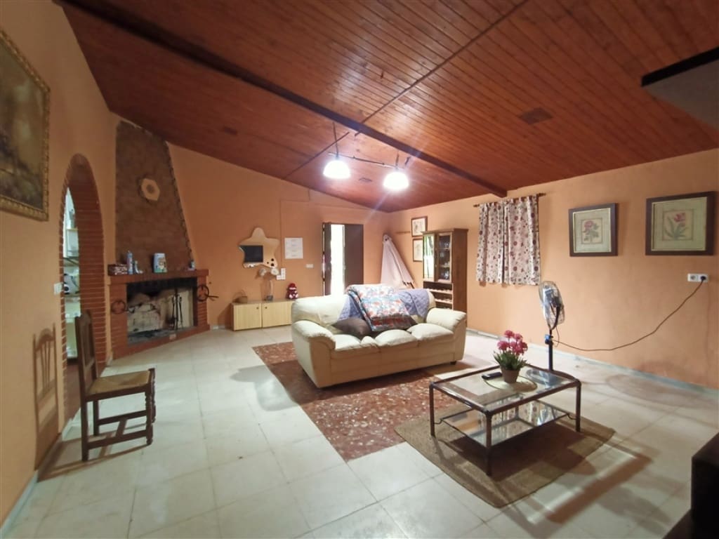 3 bedroom Villa for sale in Arriate with pool garage - € 300,000 (Ref: 9326827)