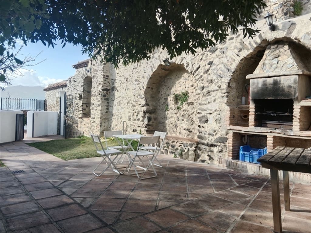 4 soveværelse Finca/Landehus til salg i Jubrique med swimmingpool garage - € 400.000 (Ref: 9331093)