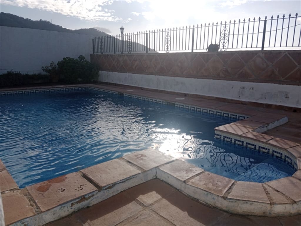 4 soveværelse Finca/Landehus til salg i Jubrique med swimmingpool garage - € 400.000 (Ref: 9331093)