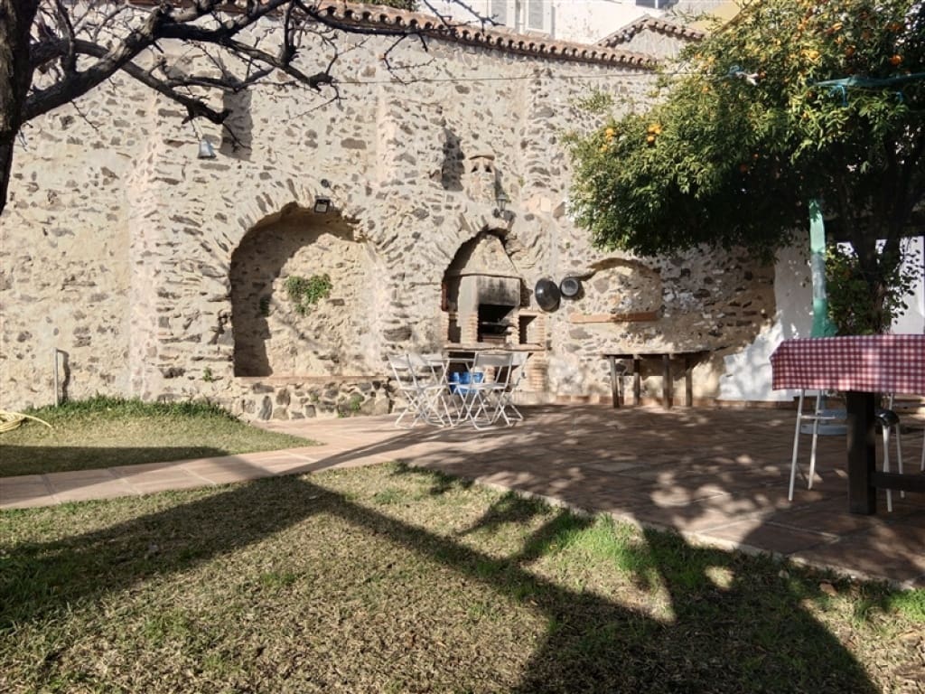 4 soveværelse Finca/Landehus til salg i Jubrique med swimmingpool garage - € 400.000 (Ref: 9331093)