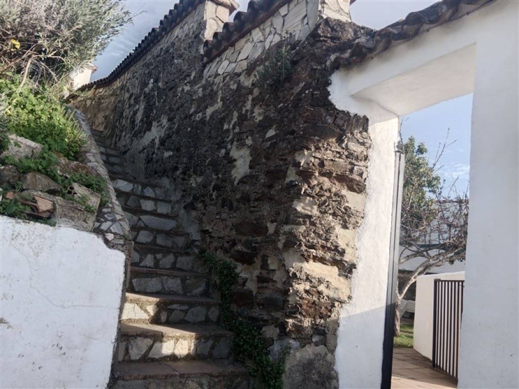 4 soveværelse Finca/Landehus til salg i Jubrique med swimmingpool garage - € 400.000 (Ref: 9331093)