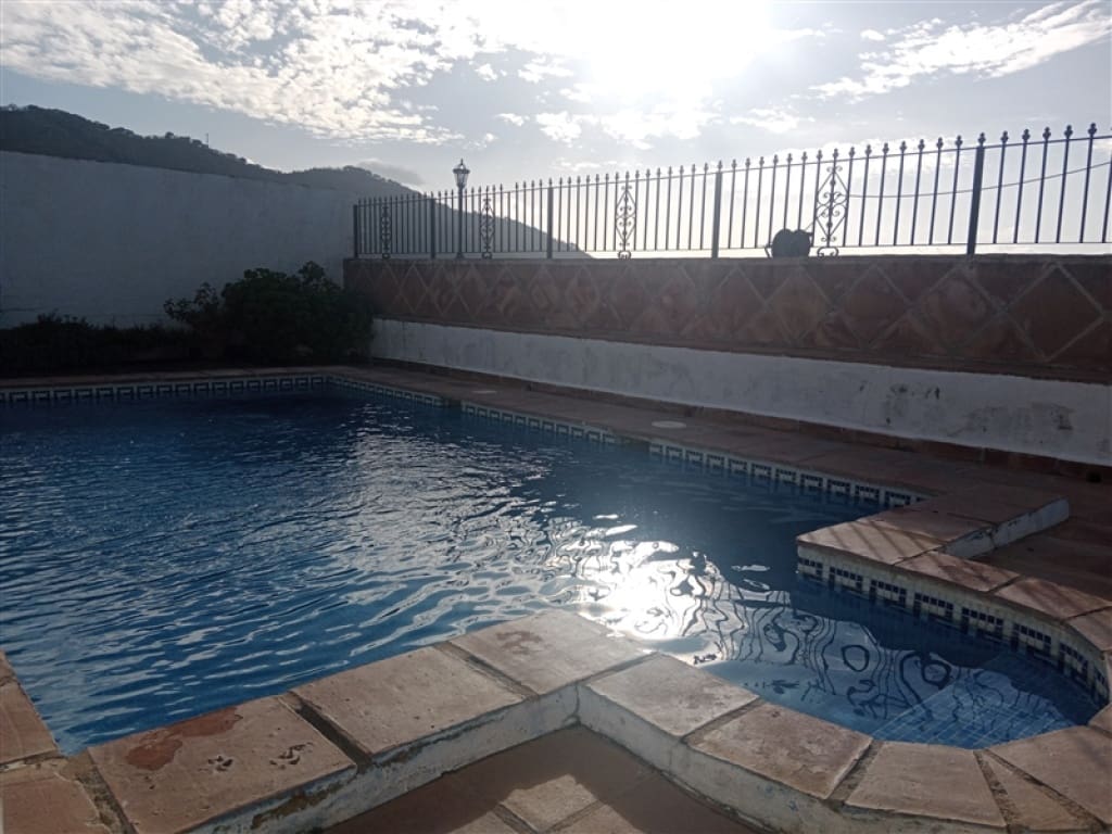 4 soveværelse Finca/Landehus til salg i Jubrique med swimmingpool garage - € 400.000 (Ref: 9331093)