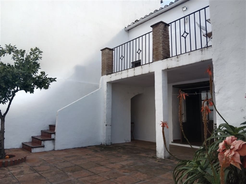 4 soveværelse Finca/Landehus til salg i Jubrique med swimmingpool garage - € 400.000 (Ref: 9331093)