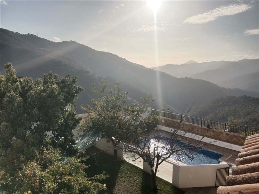 4 soveværelse Finca/Landehus til salg i Jubrique med swimmingpool garage - € 400.000 (Ref: 9331093)