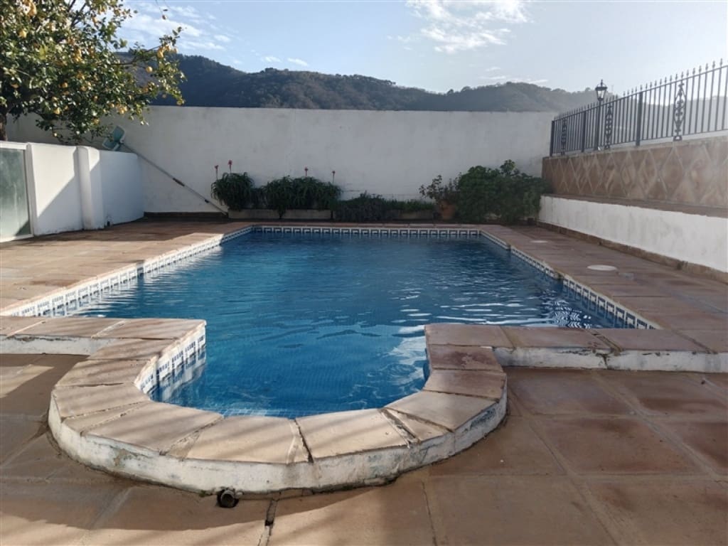 4 soveværelse Finca/Landehus til salg i Jubrique med swimmingpool garage - € 400.000 (Ref: 9331093)