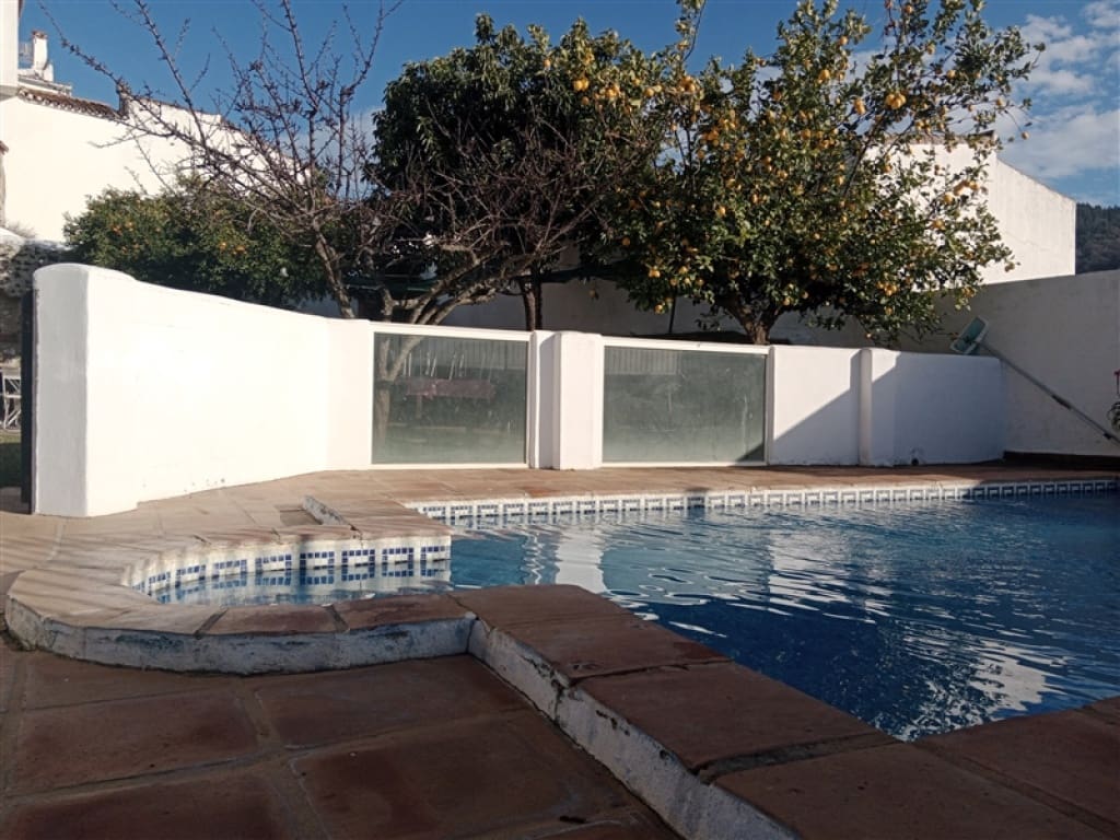 4 soveværelse Finca/Landehus til salg i Jubrique med swimmingpool garage - € 400.000 (Ref: 9331093)