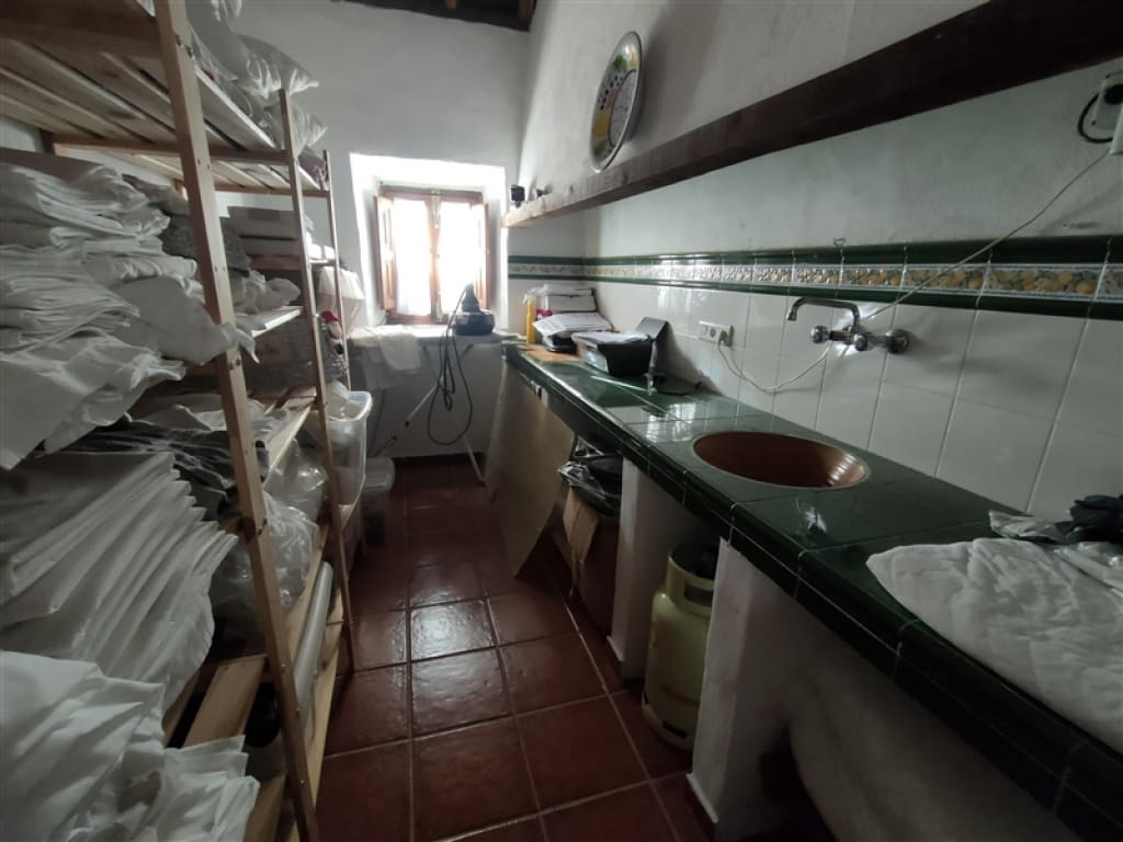 4 soveværelse Finca/Landehus til salg i Jubrique med swimmingpool garage - € 400.000 (Ref: 9331093)