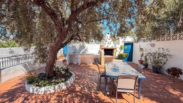 3 sypialnia Willa do wynajęcia w Avda Pescia - Ctra de Frigiliana, Nerja z basenem garażem - 1 700 € (Ref: 10101087)