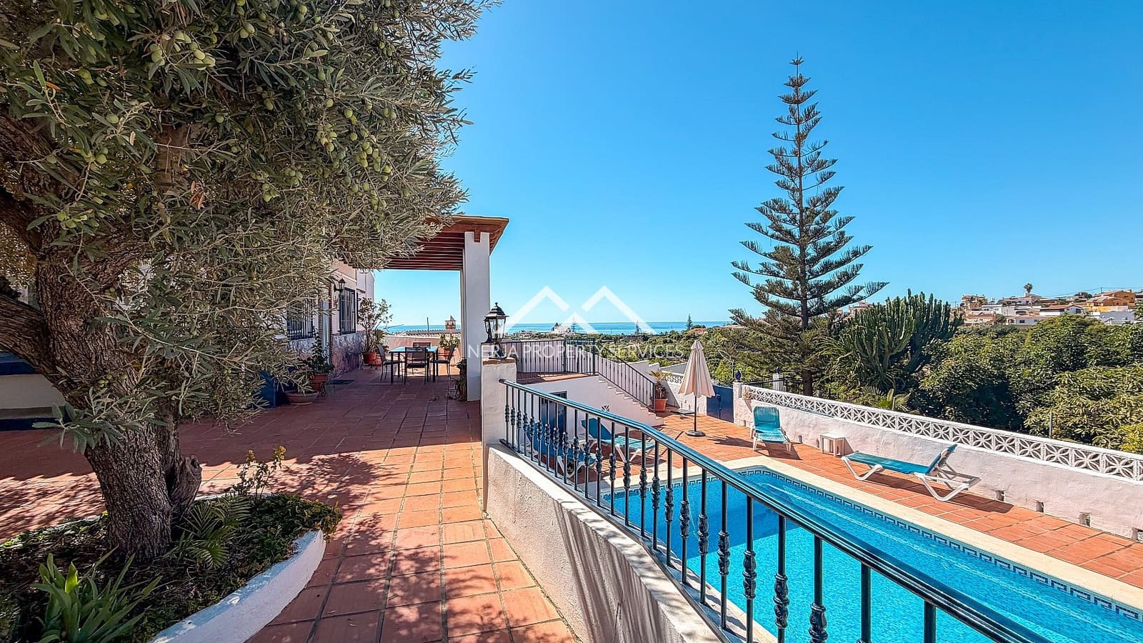 3 sypialnia Willa do wynajęcia w Nerja z basenem garażem - 1 700 € (Ref: 10101087)