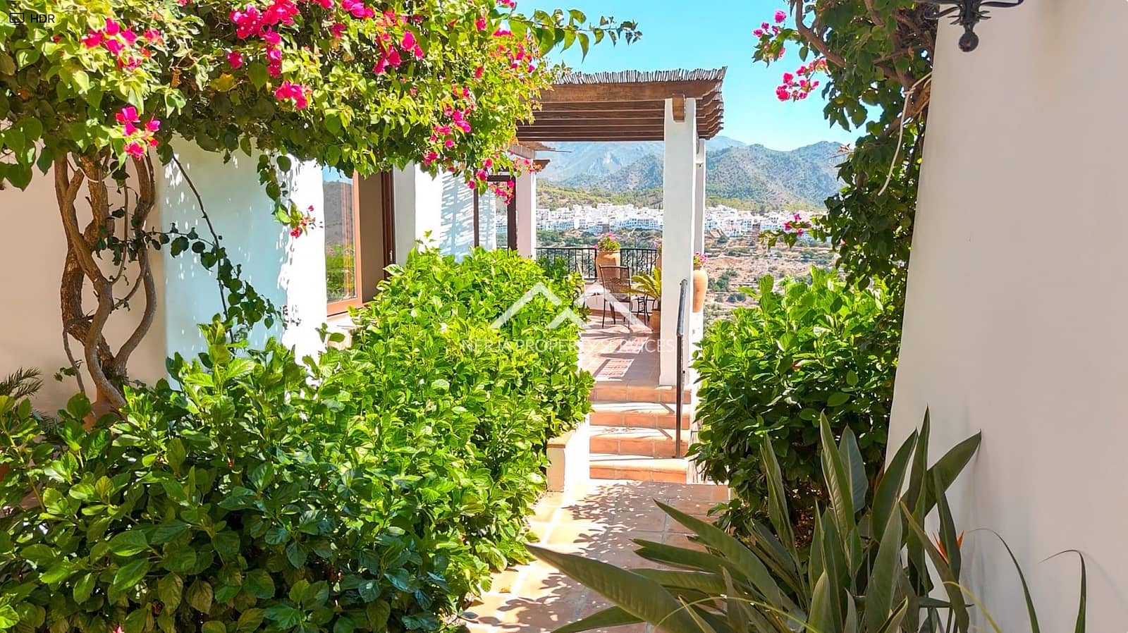 5 bedroom Villa for sale in Frigiliana with pool garage - € 1,295,000 (Ref: 10124769)