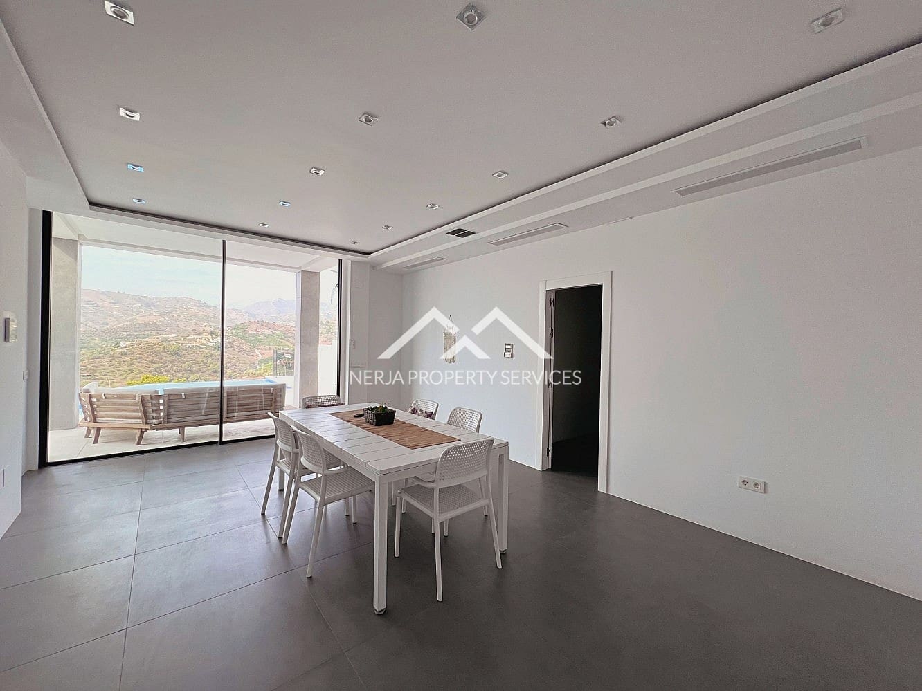 3 bedroom Villa for rent in Frigiliana with pool garage - € 3,000 (Ref: 10140307)