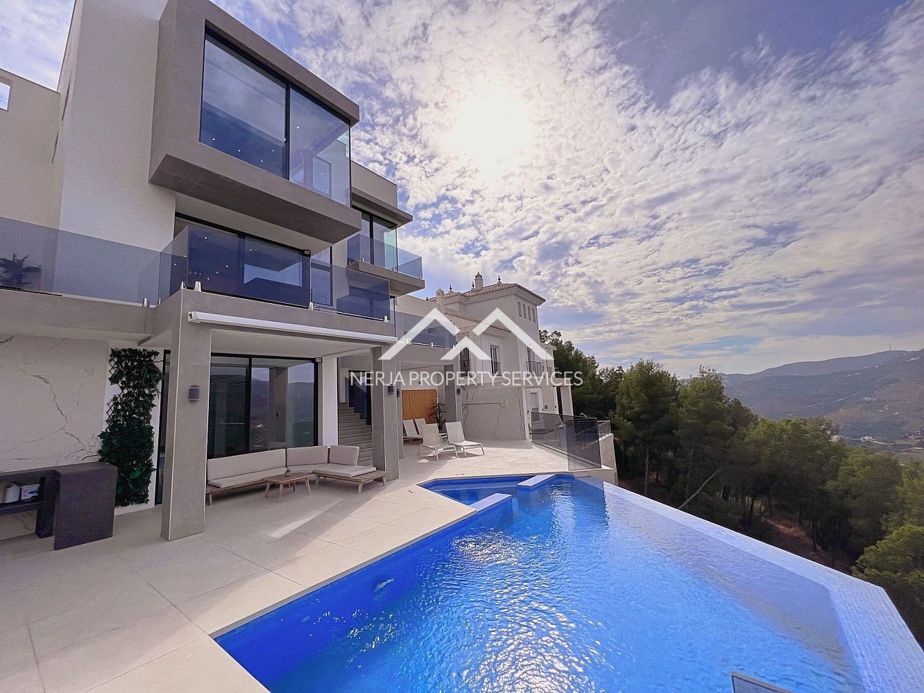 3 bedroom Villa for rent in Frigiliana with pool garage - € 3,000 (Ref: 10140307)