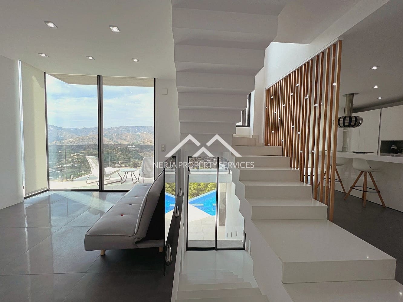 3 bedroom Villa for rent in Frigiliana with pool garage - € 3,000 (Ref: 10140307)