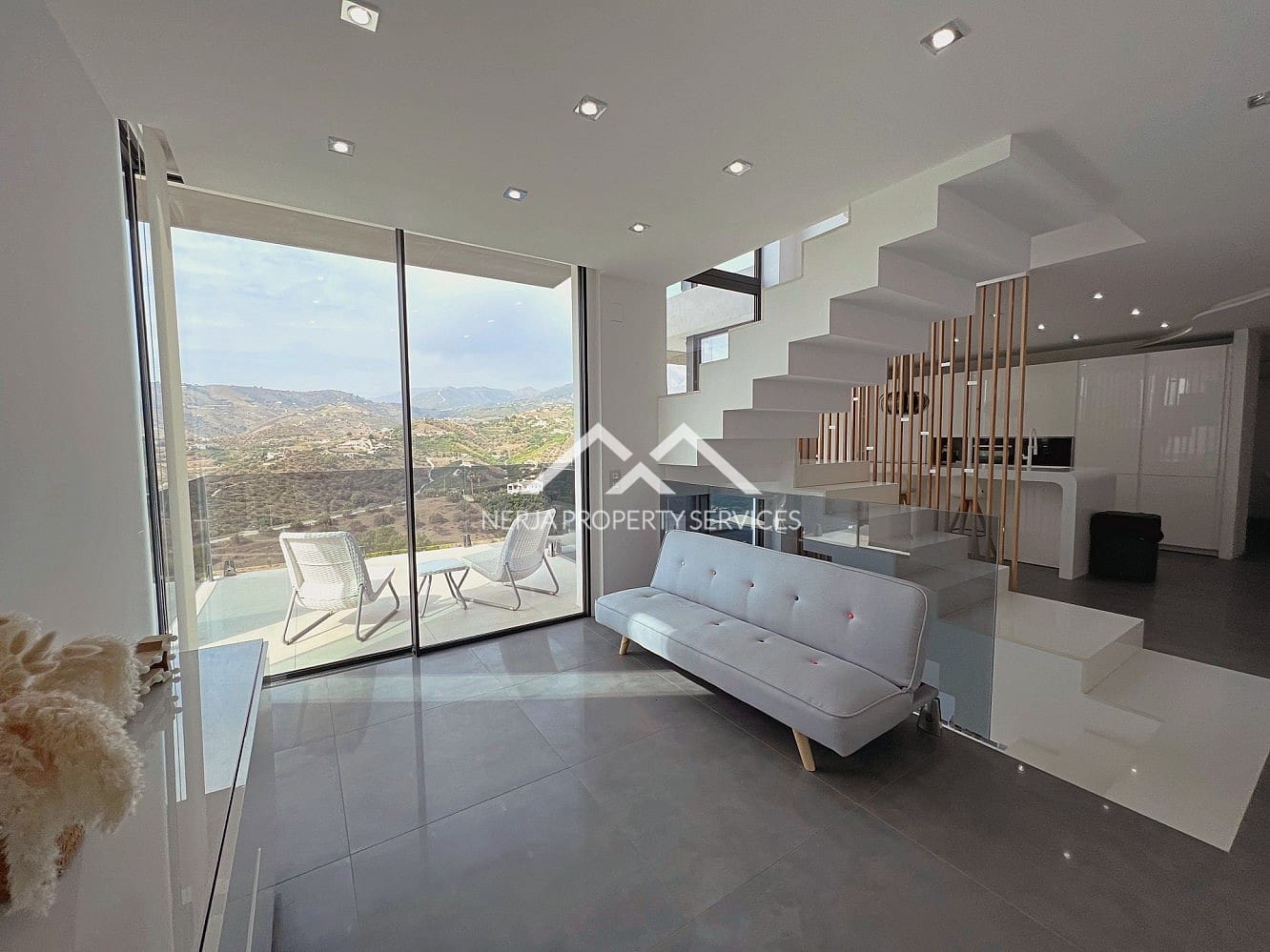 3 bedroom Villa for rent in Frigiliana with pool garage - € 3,000 (Ref: 10140307)