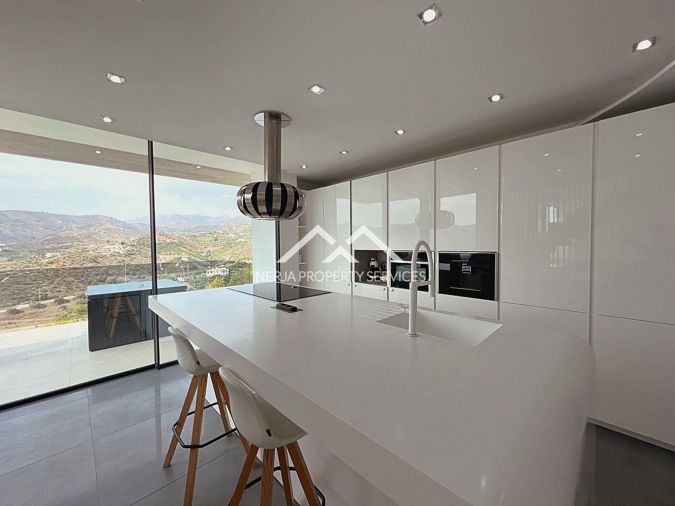 3 bedroom Villa for rent in Frigiliana with pool garage - € 3,000 (Ref: 10140307)