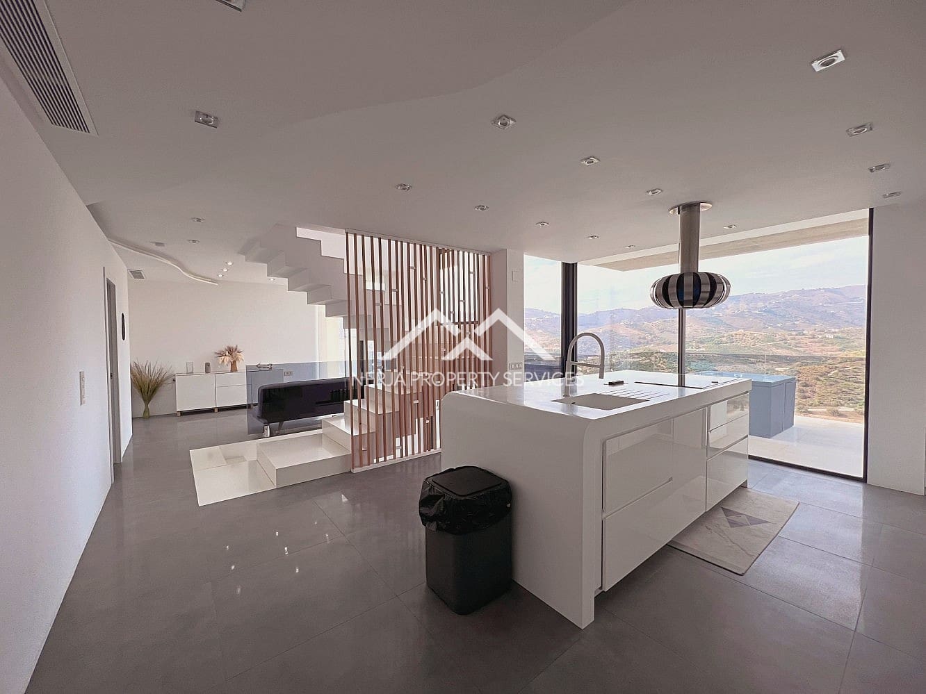 3 bedroom Villa for rent in Frigiliana with pool garage - € 3,000 (Ref: 10140307)