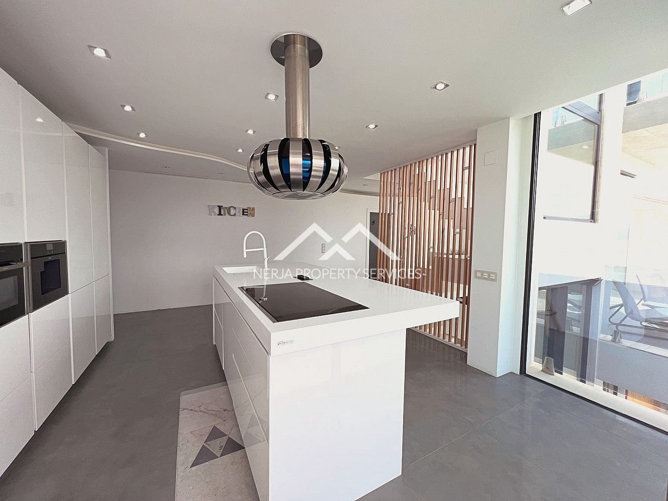 3 bedroom Villa for rent in Frigiliana with pool garage - € 3,000 (Ref: 10140307)