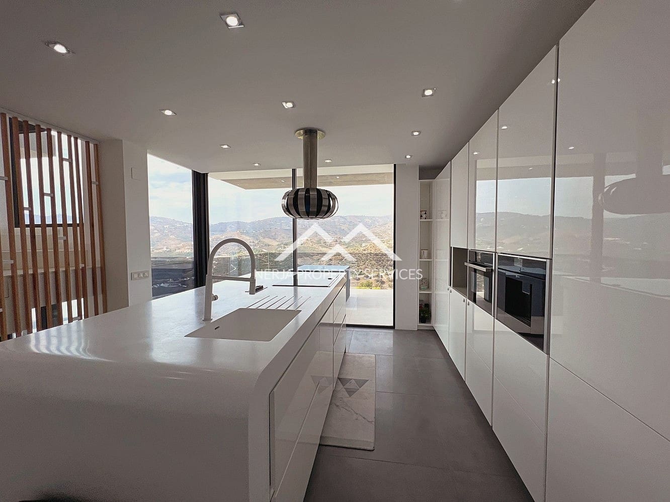 3 bedroom Villa for rent in Frigiliana with pool garage - € 3,000 (Ref: 10140307)