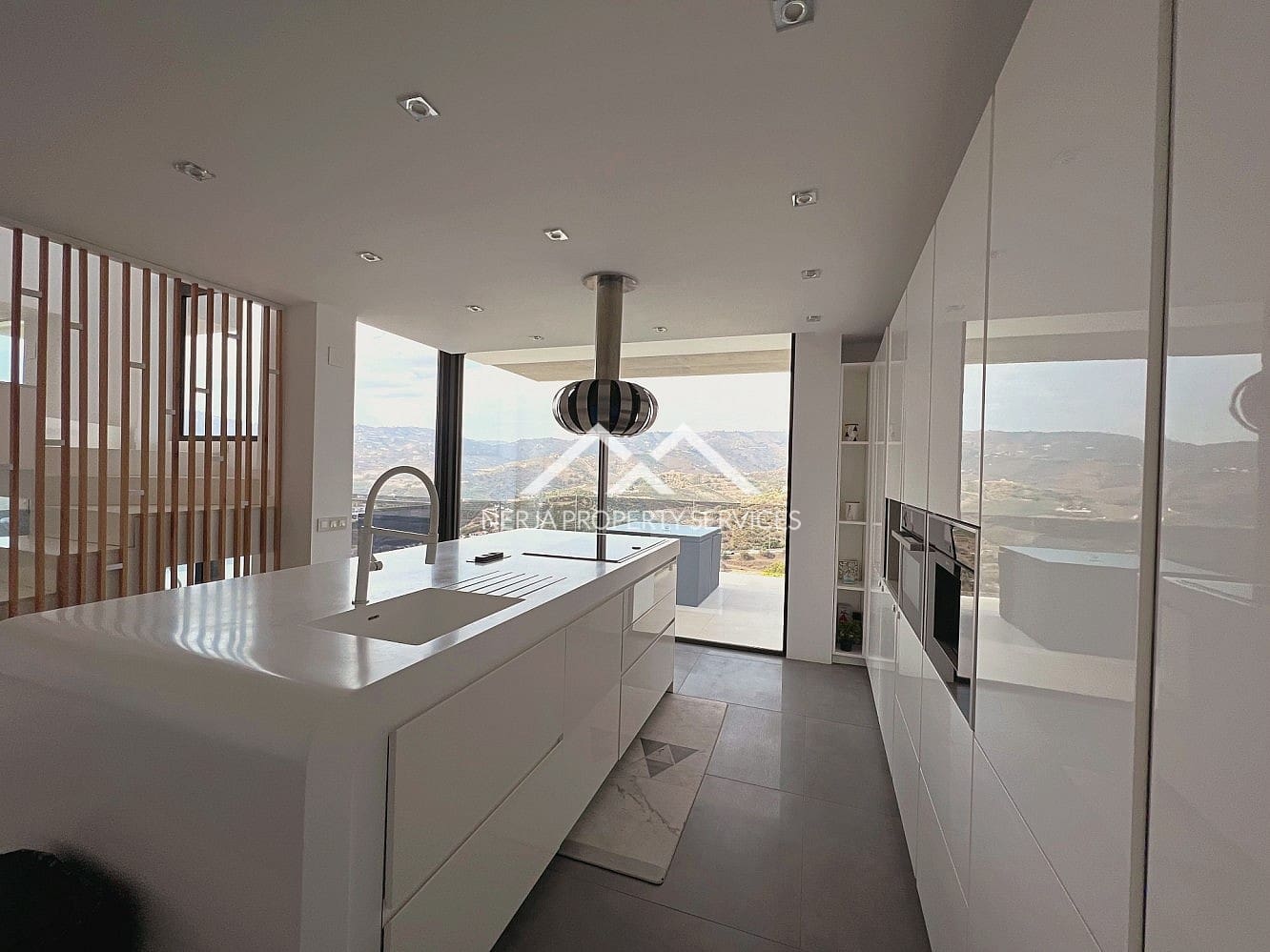 3 bedroom Villa for rent in Frigiliana with pool garage - € 3,000 (Ref: 10140307)